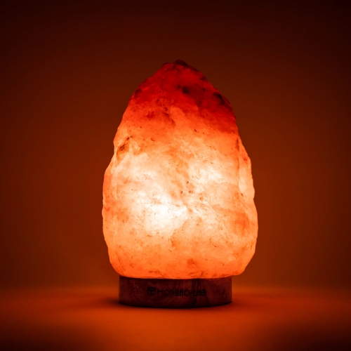 Deze kleine zoutlamp is ideaal als nachtlampje of als extra sfeerlamp voor in huis. Hij weegt 3 tot 4 kilo en geeft en zend een warme gloed uit