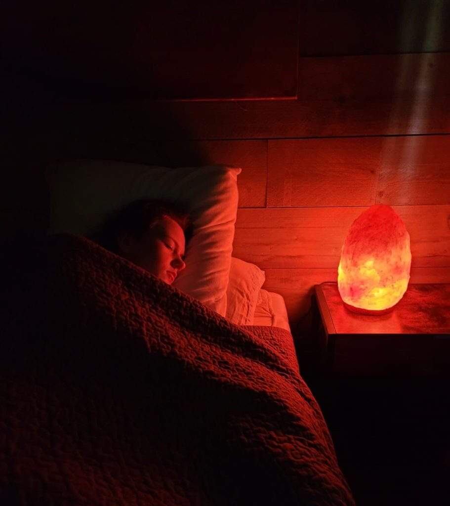 5 tips om beter te slapen voor onrustige slapers. Neem een zoutlamp als nachtlamp en slaap morgen al beter.